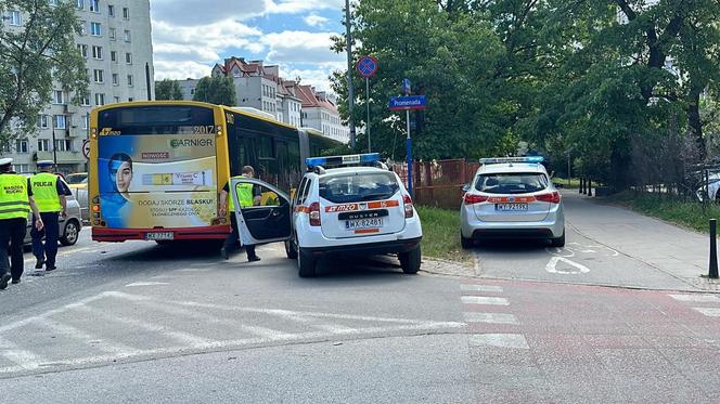 Część ciężarówki wpadła do autobusu. Ranna kierująca autobusem miejskim