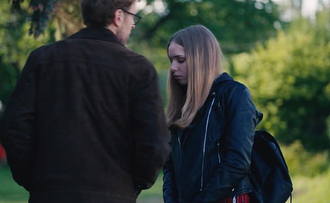 M jak miłość, odcinek 1883. Hoffman (Mateusz Rusin), Sara (Nadia Skrzypek)