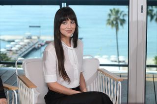 Dakota Johnson to jedna z najlepiej ubranych gwiazd. W czym tkwi sekret jej stylu? 