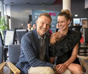 Krystian Wieczorek z młodą żoną bryluje na premierze