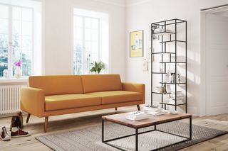 Musztardowa sofa do salonu. Z czym ją łączyć? 3 modne palety zestawień barw