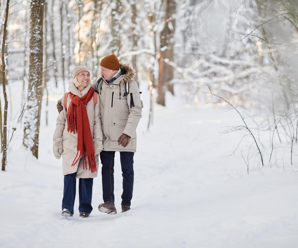 Para emerytów w zimowej scenerii