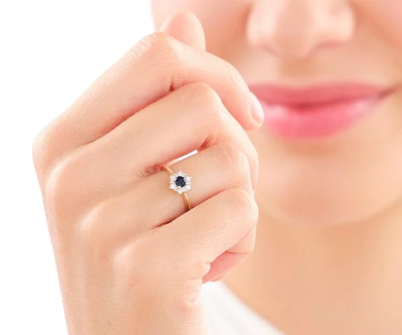 Pierścionek zaręczynowy z kolorowym kamieniem – oryginalna alternatywa dla diamentu