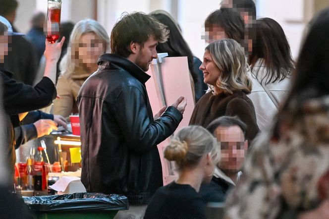 Maciej Musiał całował ukochaną na balkonie