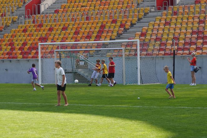 Pożegnianie Murawy na Chorten Arenie. Jagiellonia Białystok rozdaje boisko swoim kibicom