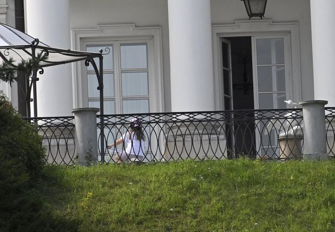 Kasia Nawrocka czuje się już w Belwederze jak u siebie! Przemieszcza się na rowerku!