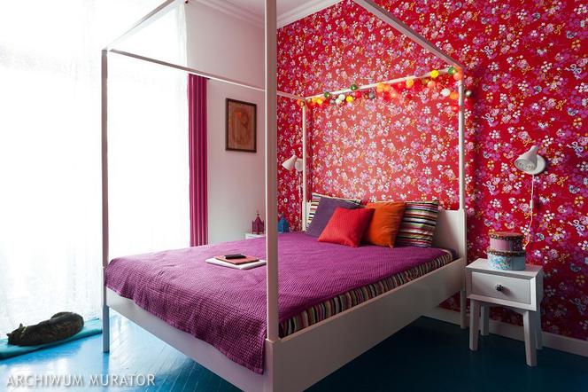 Projekt sypialni z wyrazistą, czerwoną tapetą
