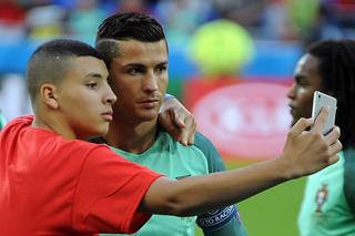 Wolontariusze UEFA obskoczyli Ronaldo. Jego reakcja bezcenna! [WIDEO]
