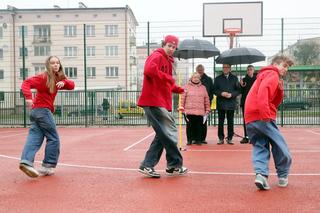 Był asfalt, jest bezpieczna nawierzchnia. W Olsztynie otwarto nowe boisko