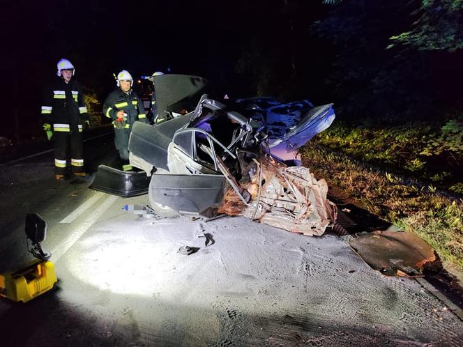 Poważny wypadek w Różankowie pod Toruniem. Samochód rozpadł się na dwie części