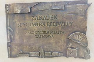 Płaskorzeźby w Zakątku Spycimira Leliwity w Tarnowie