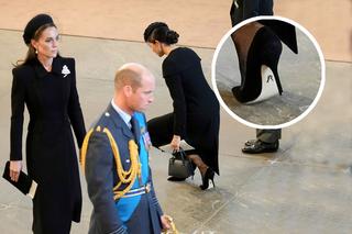 Co oznacza symbol na butach Meghan Markle? Żona księcia Harry'ego zaintrygowała dwiema literami