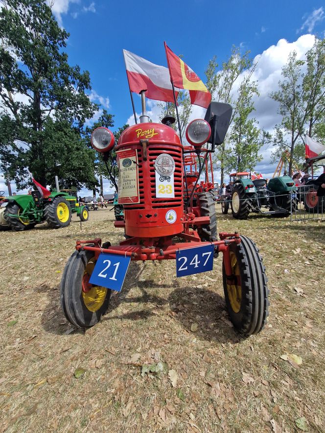 XXIII Międzynarodowy Festiwal Starych Ciągników i Maszyn Rolniczych im. Jerzego Samelczaka. Zdjęcia z parady i terenu festiwalu
