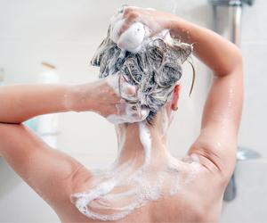 Myjesz włosy rano czy wieczorem? To ma ogromne znaczenie dla ich kondycji
