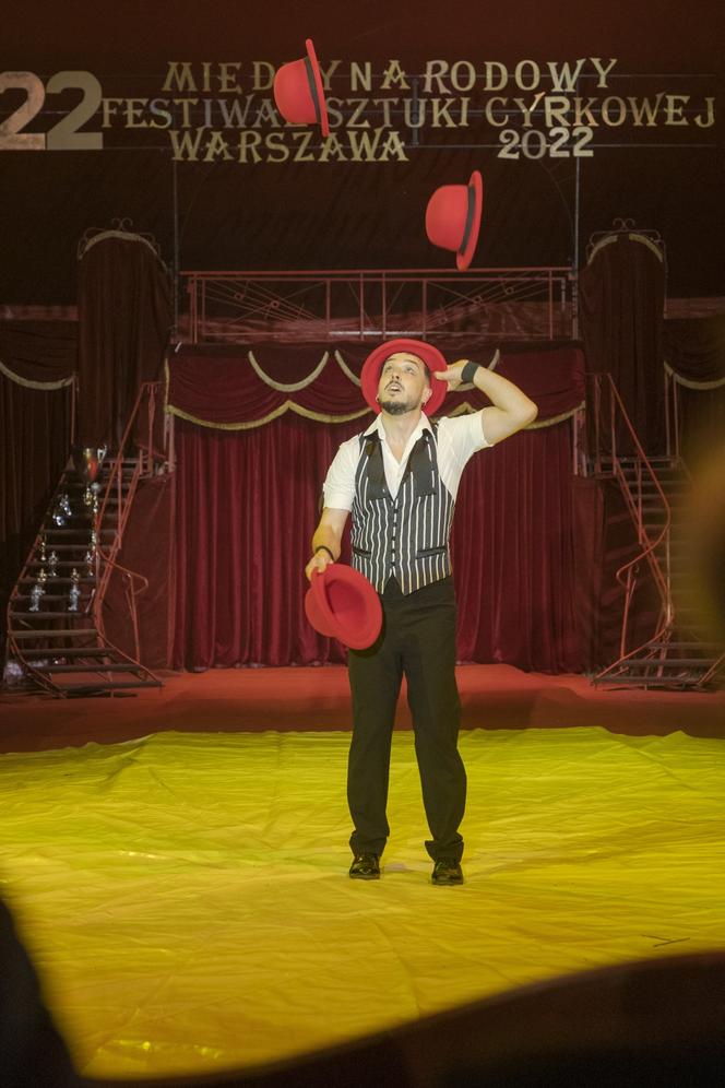 Sage Macaggi - żongler z Włoch, obłaskawiał czerwone kapelusze. I one go słuchały!
