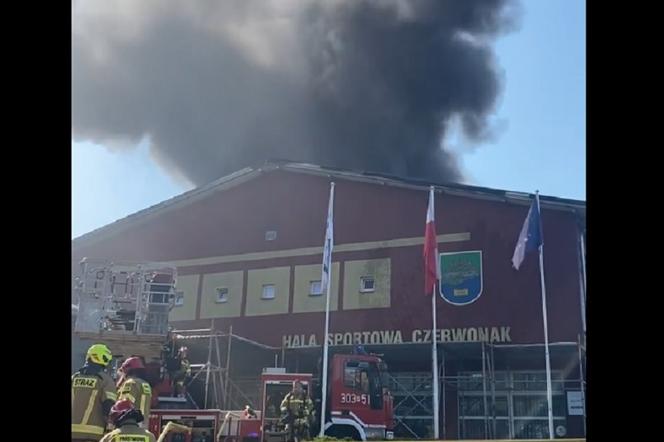 Wielkopolskie/ Pożar dachu hali sportowej w podpoznańskim Czerwonaku