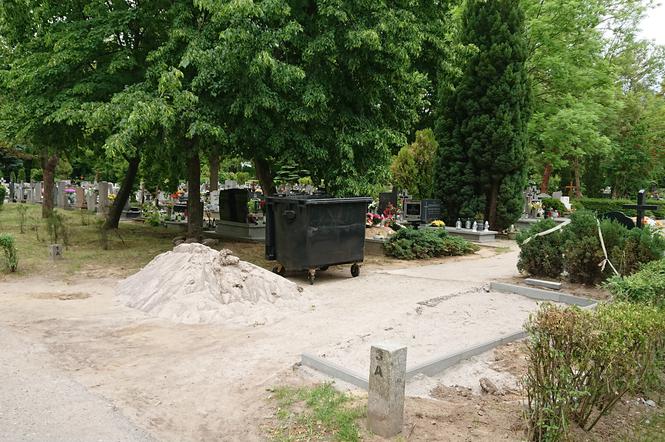 Betonowe boksy częściowo znikają z cmentarza