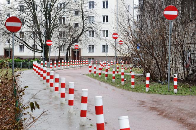 Słupki i znaki zakazu zalały osiedle. Drogowy absurd w Śródmieściu