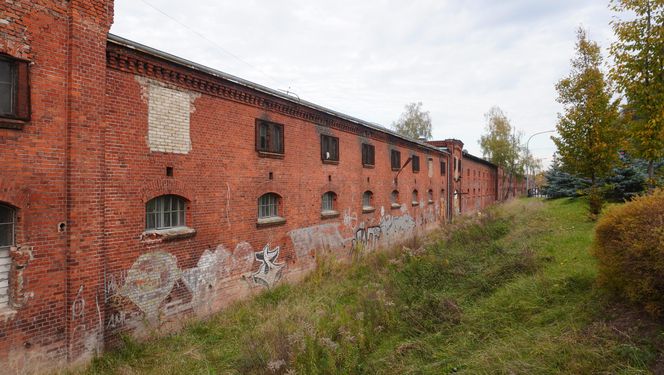 Koszary Dragonów zostaną zagospodarowane. Miasto wystawiło na sprzedaż jedną z nieruchomości [ZDJĘCIA]