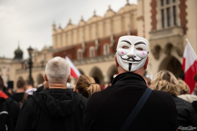 Kraków: Kilkaset osób na Rynku BEZ MASECZEK. Protestowali przeciw „plandemii” [ZDJĘCIA]