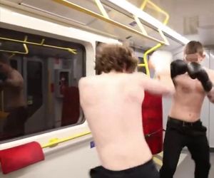 Nielegalna walka w metrze w Warszawie. Szokujące sceny w pociągu! 