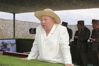 Kim Dzong Un zadziwił zmianą stylu! Dyktator zaszalał. Wygląda jak instagramerka na wakacjach