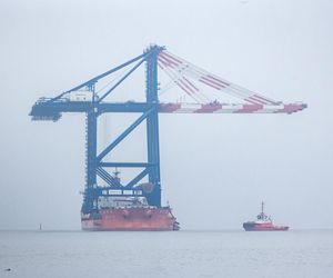 Gdańsk. Do nabrzeża Terminalu T3 na terenie Baltic Hub przybił statek Zhen Hua 32, na pokładzie którego do portu przypłynęły trzy ogromne suwnice przeznaczone do obsługi kontenerowców przy terminalu T3