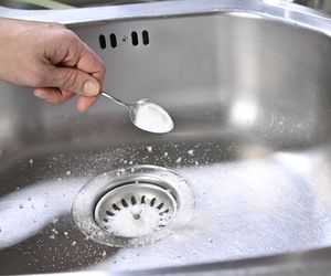 Wsyp pół szklanki do zlewu i zalej wrzątkiem! Błyskawicznie udrożnisz zatkany zlew, bez użycia chemii