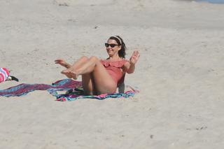 Anna Popek. Pręży piersi na plaży