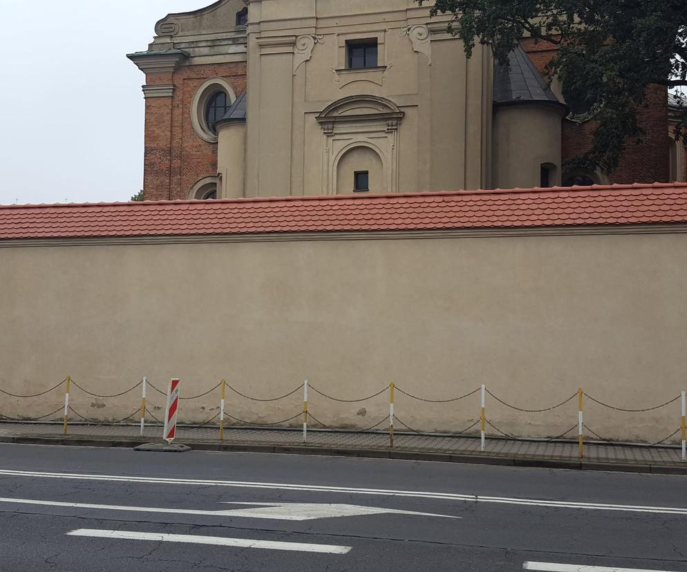 Zamontują błotochrony przy murze lapidarium w Lesznie