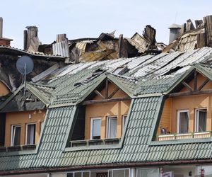 Blok przy ul. Powstańców w Ząbkach po pożarze