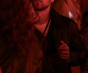 Maciej Musiał całował ukochaną na balkonie