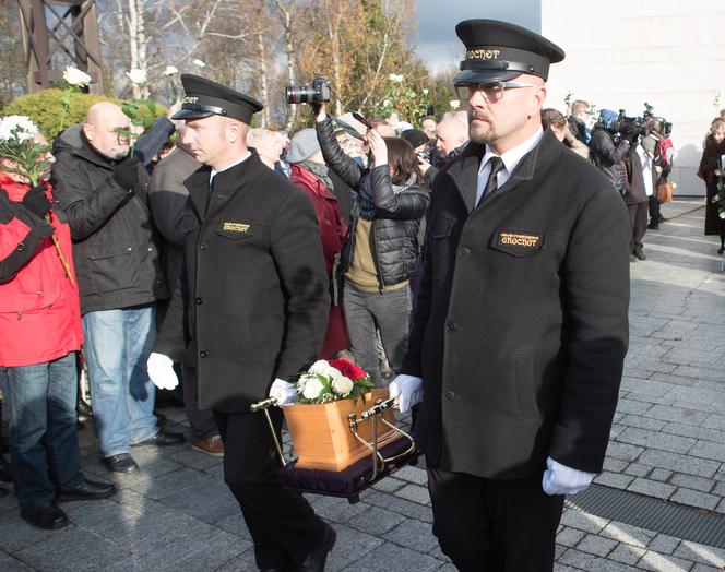 Pogrzeb Piotra Szczęsnego, który podpalił się pod Pałacem Kultury w Warszawie