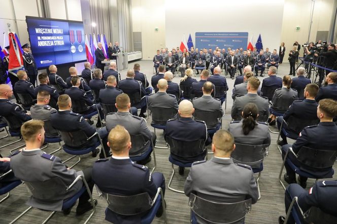 Z narażeniem życia ratowali innych. 81 policjantów odebrało medale 