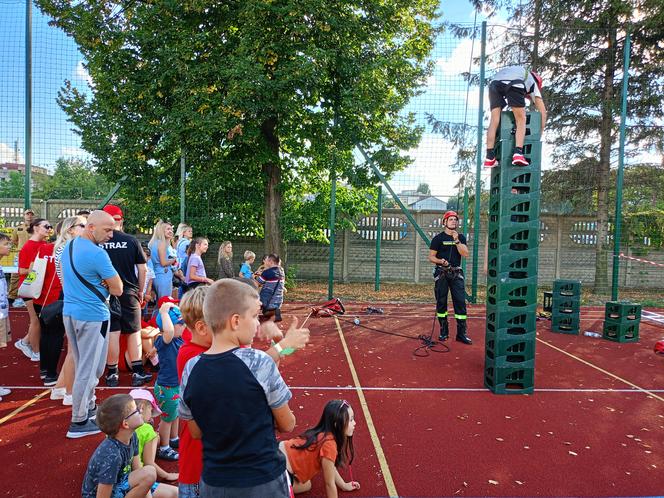 Uczestnicy wydarzenia chętnie zapoznawali się z tajnikami codziennej pracy siedleckich strażaków