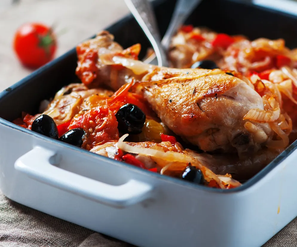 Obłędny kurczak Nigelli Lawson. Upieczone z papryką i oliwkami nóżki smakują wyśmienicie