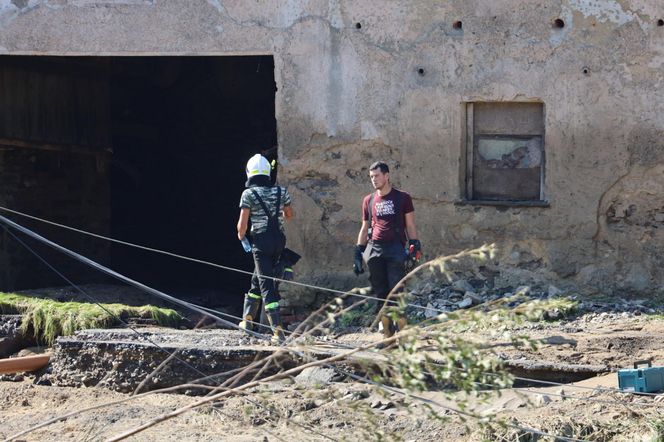 Stronie Śląskie strażacy szukają ludzi w samochodach i budynkach