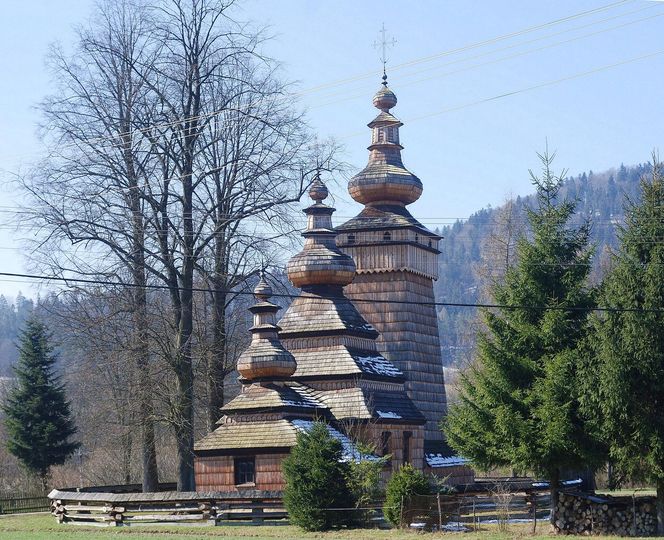 To dawna małopolska wieś rycerska. Znajduje się w niej najpiękniejsza łemkowska cerkiew