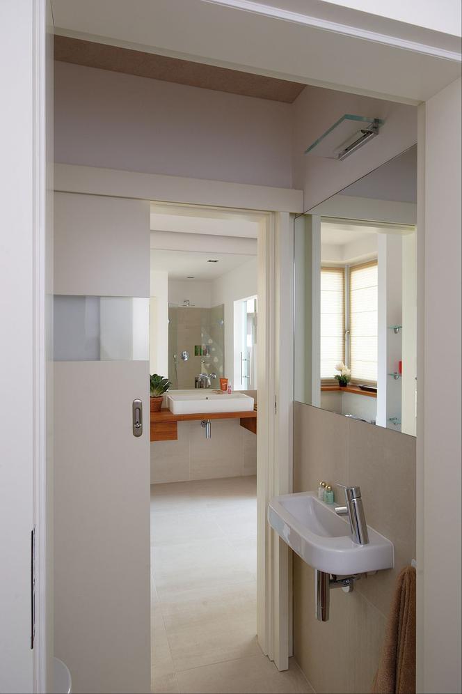 Minimalistyczna kremowa łaziwenka w stylu nowoczesnym