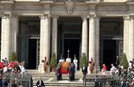 Kondukt żałobny przejechał przez Rzym. Ostatnia droga papieża Franciszka