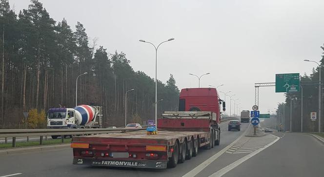 Białystok: Ciężki transport na obwodnicy. Zabawka na naczepie. "A gdzie pilot i eskorta policji?" [FOTO]