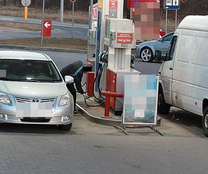 Włodawa. Horror na stacji paliw. Odpalił zapalniczkę i rzucił ją na rozlaną benzynę. Nagranie z monitoringu