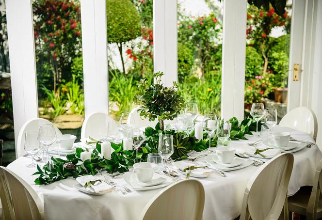 Jak udekorować stół na komunię w domu? Inspiracje w stylu skandynawskim i rustykalnym