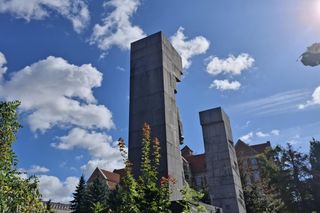 Szubienice w Olsztynie znów zniszczone. Sprawcy powinni wstydzić się za wandalizm i... ortografię!