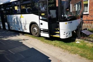 Groźny wypadek autobusu z dziećmi! Kierowca wjechał w ogrodzenie. Śmigłowiec LPR w akcji