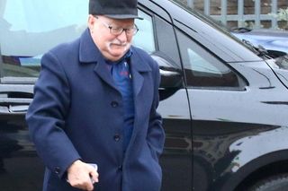 Lech Wałęsa wysiada z potężnej bryki 