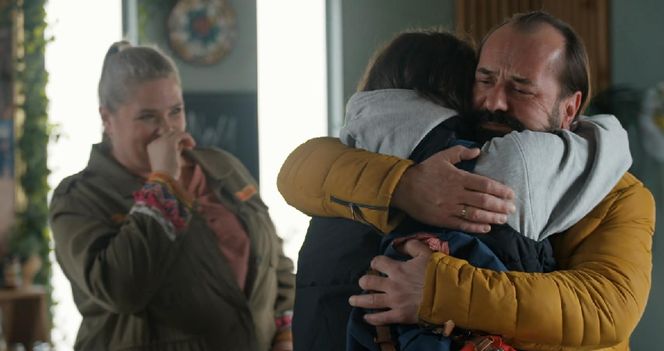 Barwy szczęścia, odcinek 3242. Aldona (Elżbieta Romanowska), Borys (Jakub Wieczorek), Romeo (Jacek Tyszkiewicz)