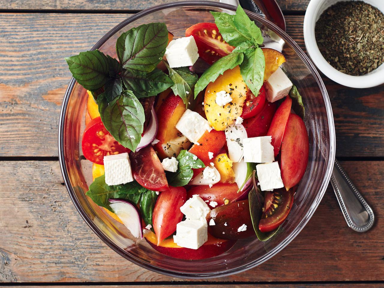 À la grecka sałatka z brzoskwiniami, pomidorami i fetą