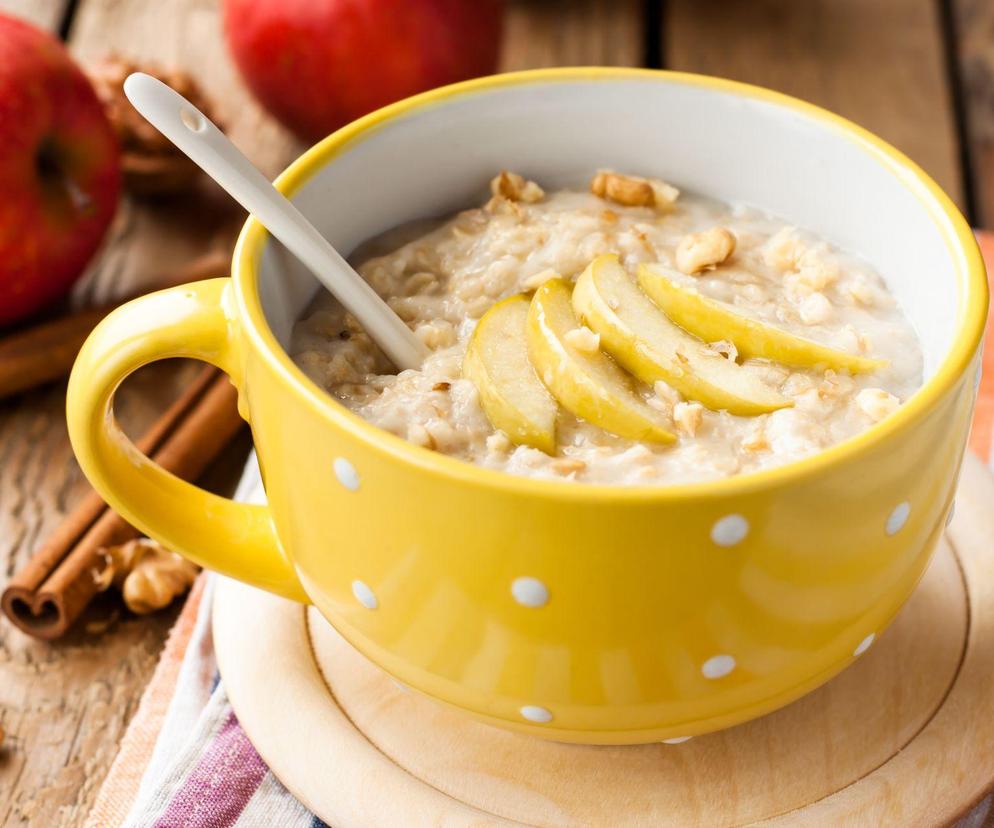 owsianka z jabłkiem i orzechami włoskimi