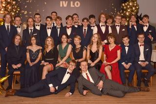 Studniówka IV LO w Olsztynie. Piękne maturzystki zachwyciły kreacjami [ZDJĘCIA]